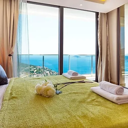 Sleeps 8 Pool Air Con Wifi Καλκάν