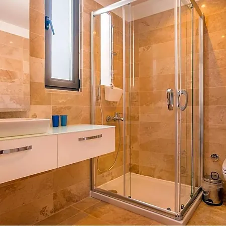 Sleeps 8 Pool Air Con Wifi Καλκάν
