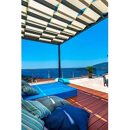 Sleeps 8 Pool Air Con Wifi