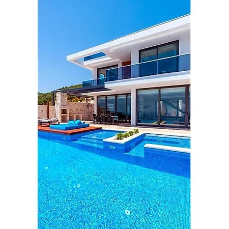 Sleeps 8 Pool Air Con Wifi Willa